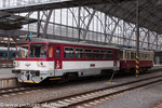 KZC 810 656 am 12.3.2017 in Prag-Hbf + Beiwagen 24-29 235