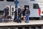 am 5.9.2016 wartet in Breclav diverses Bahnpersonal auf den RailJet aus Wien