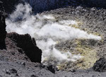 Der Krater raucht noch immer und es stinkt nach Schwefel