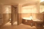 Bad und Dusche im UG