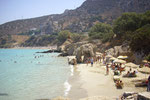 Oberhalb der Voulisma-Beach befindet sich ein kleiner Imbiss, wo man allerlei kleine Speisen und Getränke gut beschattet genießen kann. Die Toiletten sind kostenfrei nutzbar.