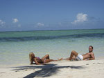 Mio figlio Roby e sua moglie Ilenia. Sparapanzamento tropicale....