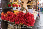 Bouquets de piments sur le marché de Venise (Italie)