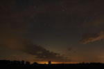 Wolkenstimmung mit Lichtkuppel Berlins am Horizont