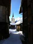 Blick durch die Gasse auf die Kirche