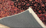いかにも後付けされた房部分と絨毯の裏一面がこの様にｸﾞﾚｲ色の様な化繊が使用されています。