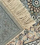 いかにも後付けされた房部分と絨毯の裏一面がこの様にｸﾞﾚｲ色の様な化繊が使用されています。