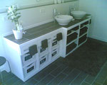 Badezimmermöbel in weiß mit Arbeitsplatte aus Mineralwerkstoff/Fliesen