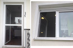 Links: Insektenschutzgitter an Balkontüre. Rechts: Insektenschutzgitter an Kunststofffenster. Farben frei wählbar! 