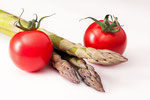 Tomaten an Spargel