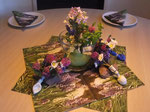 Tischdeko mit Steinen, Wiesenblumen und Luftballonvasen