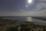 Blick über den 55 m tiefen Bergheidersee (Flutung 2001-2012) mit der Rampe für die Ausfahrt der Museums-F60 aus der Grube des ehemaligen Tagebaus Klettwitz Nord. Der See ist hauptsächlich von einem Naturschutzgebiet umgeben.