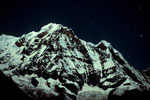 Annapurna South 8091 m - Südwand bei Nacht mit Sternenhimmel