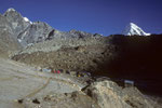 Teehäuser von Lobuche 4930 m mit Pumori 7161 m - Abschiedsblick -