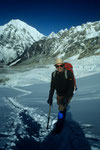 Yala Peak beim Aufstieg mit Langtang Lirung 7234 m im Hintergrund