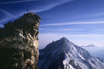 Gipfelaufbau vom Zinalrothorn 4221 m und dahinter das Weisshorn 4505 m.