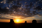 Sonnenaufgang mit West Mitten Butte, East Mitten Butte und Merrick Butte I