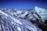 Links in der Ferne der Mont Blanc 4810 m und rechts das Weisshorn 4505 m 