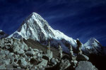 Gedenksteine für  Sherpas  auf 5400 m, die bei Everest Expeditionen verunglückten