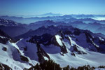 Blick vom Gipfel über ein Meer von Bergen bis zum Mont Blanc und zum Wallis