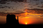 Sonnenaufgang mit West Mitten Butte - Tele -