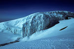 Eiswand am Gipfel auf 5895 m