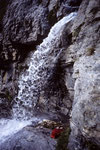 Durchgang hinter´m Wasserfall auf dem  Weg zur Glecksteinhütte