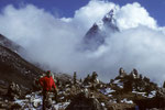 Gedenksteine für  Sherpas auf 4600 m, die bei Everest Expeditionen verunglückten