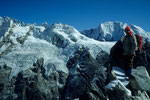 Blick vom Gipfel auf  Peak 5980 m und Pemthang Karpo Ri 6880 m