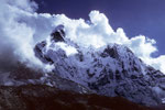 Ama Dablam 6856 m von Wolken umkränzt