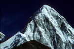 Kala Patthar 5545 m "Der schwarze Stein" vor dem Pumori 7161 m - Tele -