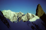 Montblanc 4807m  und Dent du Geant 4013m und der Grat zum Teil im Schatten