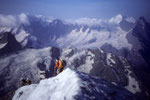 Seilschaften am Gipfelgrat mit Mönch 4107 m und Eiger 3970 m im Hintergrund