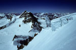 Jungfrau 4158 m und Wengen-Jungfrau 4090 m - Walliser Berge in der Ferne