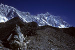 Lhotse 8516 m und Lohtse Shar 8383 m vorne Vorgipfel Chukung Ri