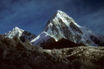 Kala Patthar 5545 m "Der schwarze Stein" mit  Pumori 7161 m