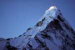 Ama Dablam 6856 m mit ersten Sonnenstrahlen - Tele -