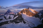 Matterhorn 4478 m, Wellenkuppe und Obergabelhorn 4063 m im Morgenlicht.