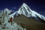 Kala Patthar 5545 m "Der schwarze Stein" vor dem Pumori 7161 m