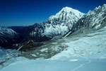 Aufstiegsspur mit Langtang Lirung  7234 m im Hintergrund