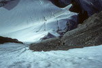 Tiefblick  aus Wetterhorn Ostwand mit Seilschaft in der Aufstiegsroute