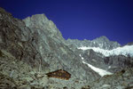 Schreckhorn 4078 m und Lauteraarhorn 4042 m mit Schreckhornhütte 2530 m  des SAC Sektion Basel 