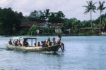 mit dem Bootstaxi von Insel zu Insel.