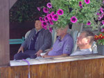 Engelbert Lütz, Dieter Salewski, Manfred Diehl, Essen warten auf die Tauben.