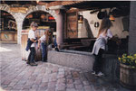 am Brunnen des Walliser Dörfli; Schweizer Themenbezirk