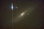 Flare eines Iridium-Satelliten vor der Andromeda-Galaxie