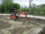 terrassement des fouilles pour les futures semelles