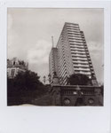 Hochhaus in Altona Untersicht Schwarzweißfoto Polaroidfoto B&W i-Type Film Sofortbild Sofortbildfotografie quadratisches Format
