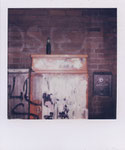 Flasche in der Langen Reihe in Hamburg St. Georg Blitzlichtaufnahme olaroidfoto Colro i-Type Film Sofortbild Sofortbildfotografie quadratisches Format