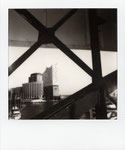 Durchblick Elbphilharmonie Hamburger Hafen Überseebrücke Schwarzweißfoto Polaroidfoto B&W i-Type Film Sofortbild Sofortbildfotografie quadratisches Format